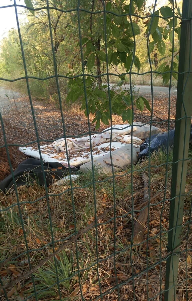 Ex parcheggio M2 chiuso da tre anni e trasformato in dormitorio: la denuncia a Crescenzago