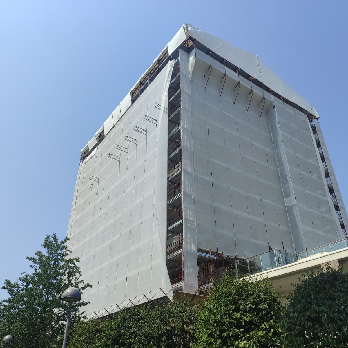 Cantieri, sensori, infiltrazioni: cosa sta succedendo nel primo social housing in legno di Milano