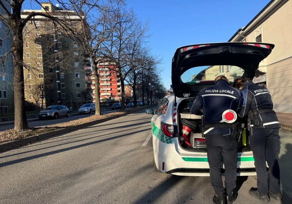 In auto a Brugherio senza assicurazione, al volante donna senza patente: 7.400 euro di multe