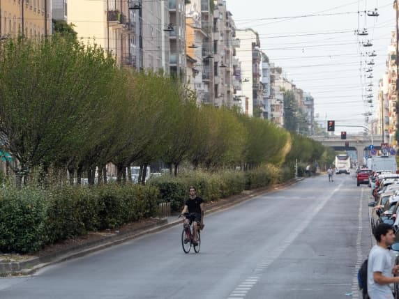 Ferragosto, Milano si svuota ma solo a metà. Tra le mete preferite il Sud Italia, in auto. Calano i viaggi all'estero in aereo