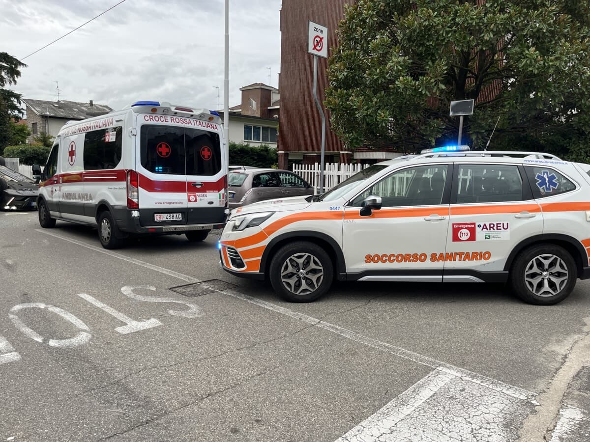 Incidente auto-moto a Milano, ferita gravemente al volto una donna di 42 anni