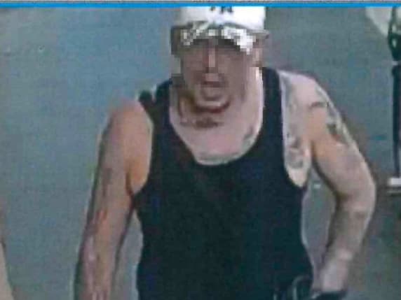 Milano, il solista delle farmacie: il primo furto nel 1999, l’ultimo lunedì. L’uomo incastrato dai tatuaggi dopo l’assalto in viale Umbria.