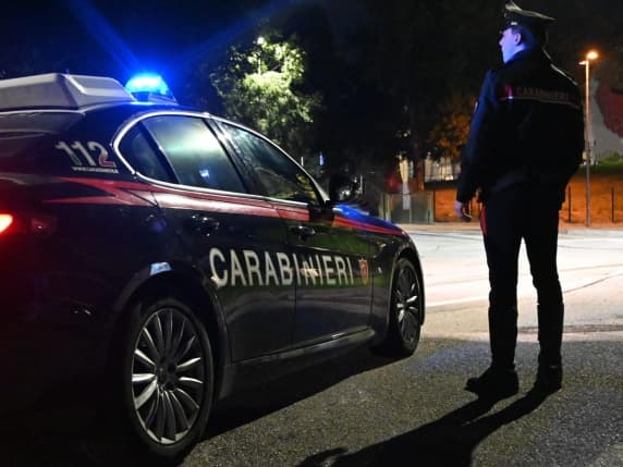 Milano, incappucciano e sequestrano un 19enne, chiedono in cambio della droga. L'amico denuncia tutto e quattro minori vengono arrestati