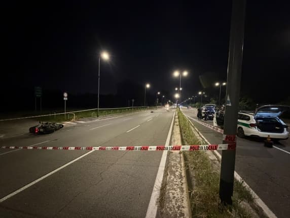 Incidente a Milano in viale Forlanini, morto motociclista: si schianta durante un sorpasso, decapitato dal palo della luce