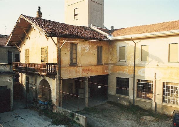 Gerenzano - Sotto l’albero di Natale di Gerenzano la nuova biblioteca a Palazzo Fagnani e una panchina firmata da Fabrizio Ventramin -  - Varese News