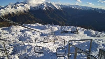 Sulle Orobie fanno capolino la neve e il vento, ma dura poco. Tornano sole e «caldo» - Video
