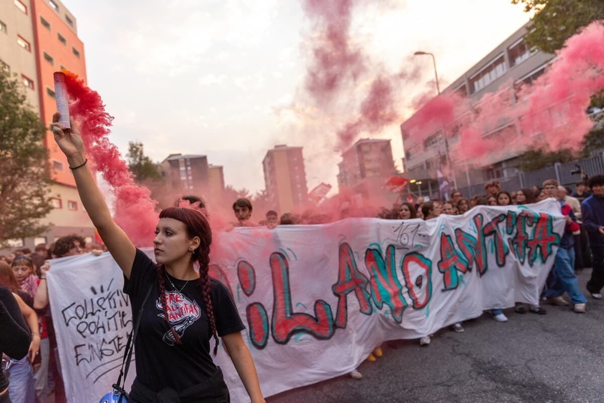 In 3mila in piazza a Milano per il 20enne aggredito da Blocco Studentesco. C'è anche la figlia di Pinelli