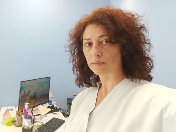 Marta Moretti, la dottoressa aggredita da un paziente che pretendeva un certificato di malattia ingiustificato: «Inaccettabile la violenza»