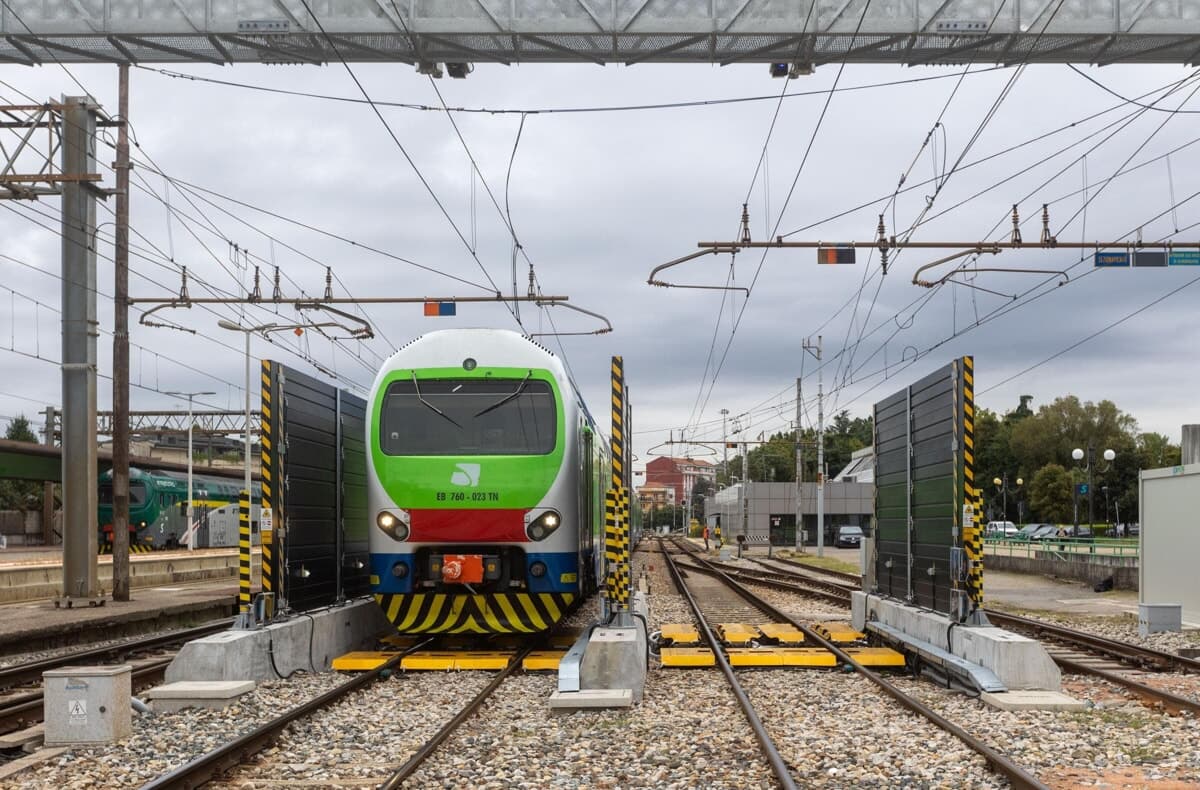 Fumo dai cavi della ferrovia: arrivano i vigili del fuoco, treni cancellati