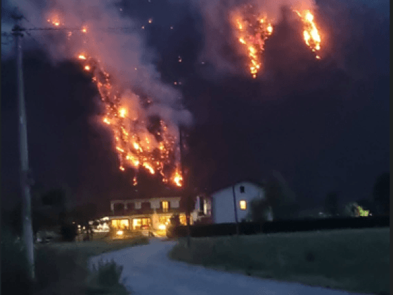 Valchiavenna, un nuovo incendio arriva a sfiorare le case a Gordona: forse causato da un fulmine
