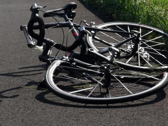 Vigevano, auto travolge ciclista di 96 anni, Luigi Poletto muore in ospedale. Alla guida dell'auto un diciannovenne