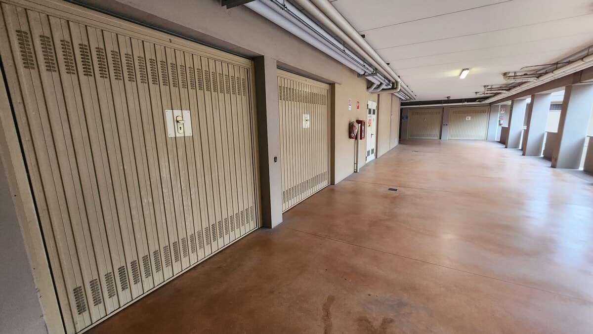 Milano è la città più cara per le case, ma non per i box auto: la classifica dei prezzi