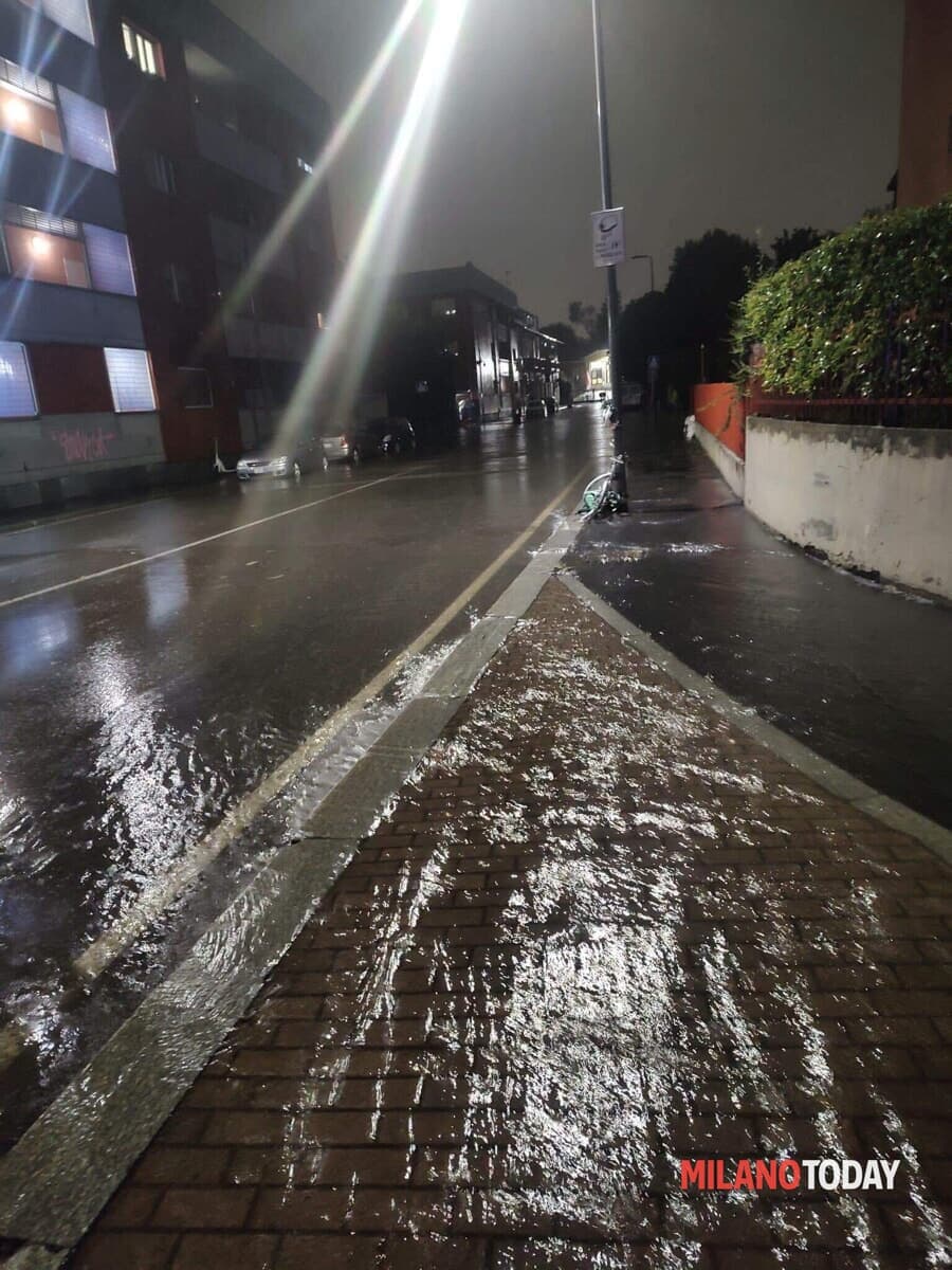 Esonda il Lambro, Milano ripiomba nel caos maltempo: un quartiere allagato e la comunità del parco evacuata