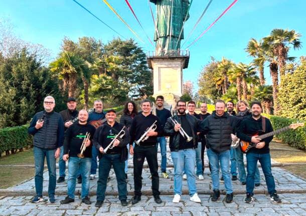 Tradate - Terzo Venerdì Bianco a Tradate, il centro si anima con l’energia della Anomala Brass Band - Archivio - Varese News
