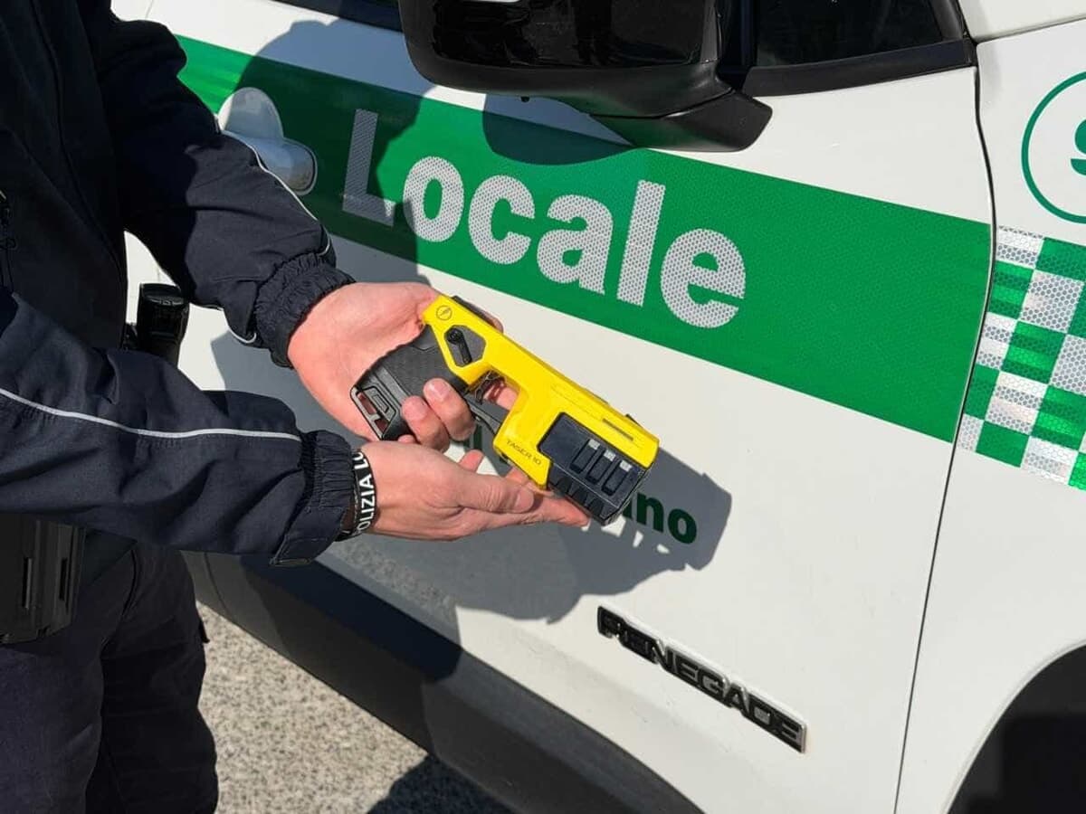 Taser alla polizia locale di Milano, c’è il via libera: ma scatta il divieto nelle zone della movida