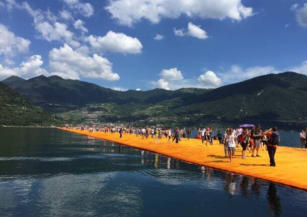 Ricordi - Il giorno in cui camminammo sull’acqua: dieci anni fa The Floating Piers colorò il lago d’Iseo -  - Varese News