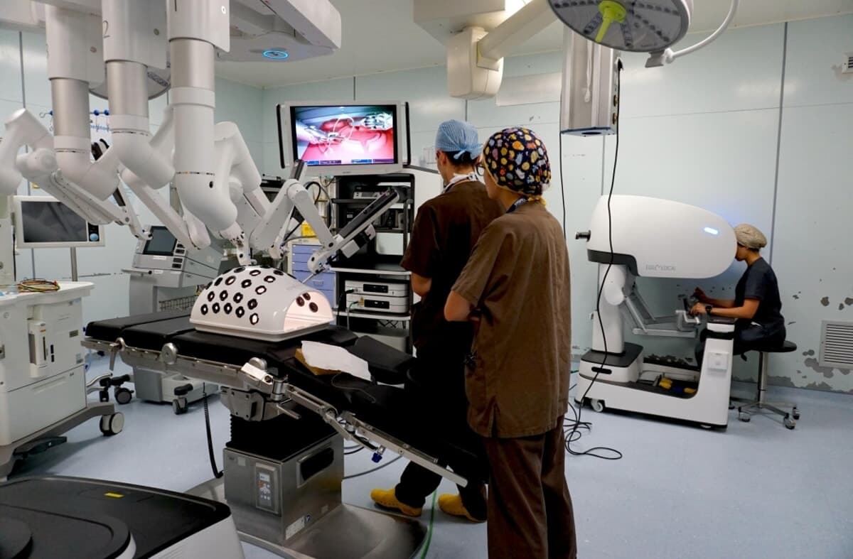 Il Policlinico di Milano fa da apripista in Italia: arrivano due nuovi robot chirurgici di ultima generazione dalla Cina