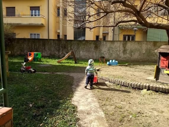 Milano, nell’asilo degli stranieri di via Mar Jonio: quando iniziano le vacanze restano solo gli italiani