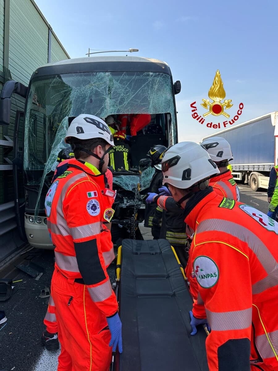 Tragedia sull’autostrada per l'Oktoberfest: si ribalta bus partito da Milano, due morti e 26 feriti
