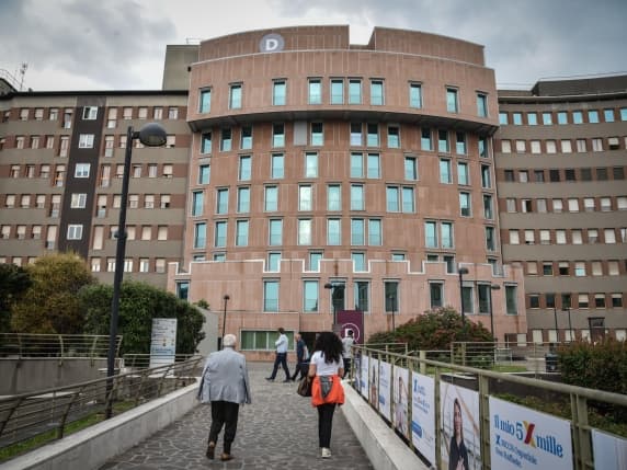 Milano, sospesa l'attività del laboratorio di Embrionologia del San Raffaele: ispezioni di Ats e ministero hanno rilevato criticità. Bertolaso: «Tuteliamo la salute dei cittadini»