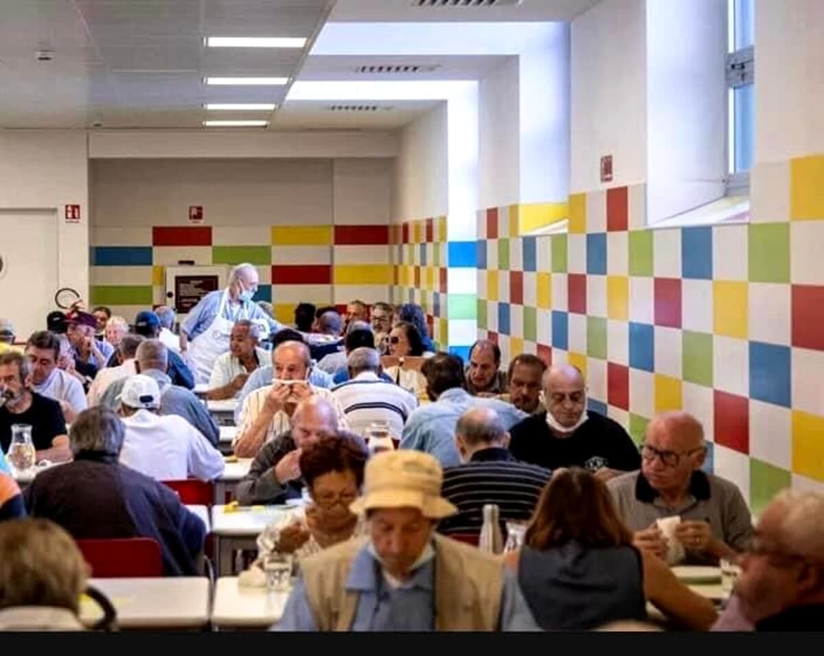 L'iniziativa per gli "invisibili" di Milano nel giorno di Ferragosto: oltre 200 persone a tavola insieme all'arcivescovo