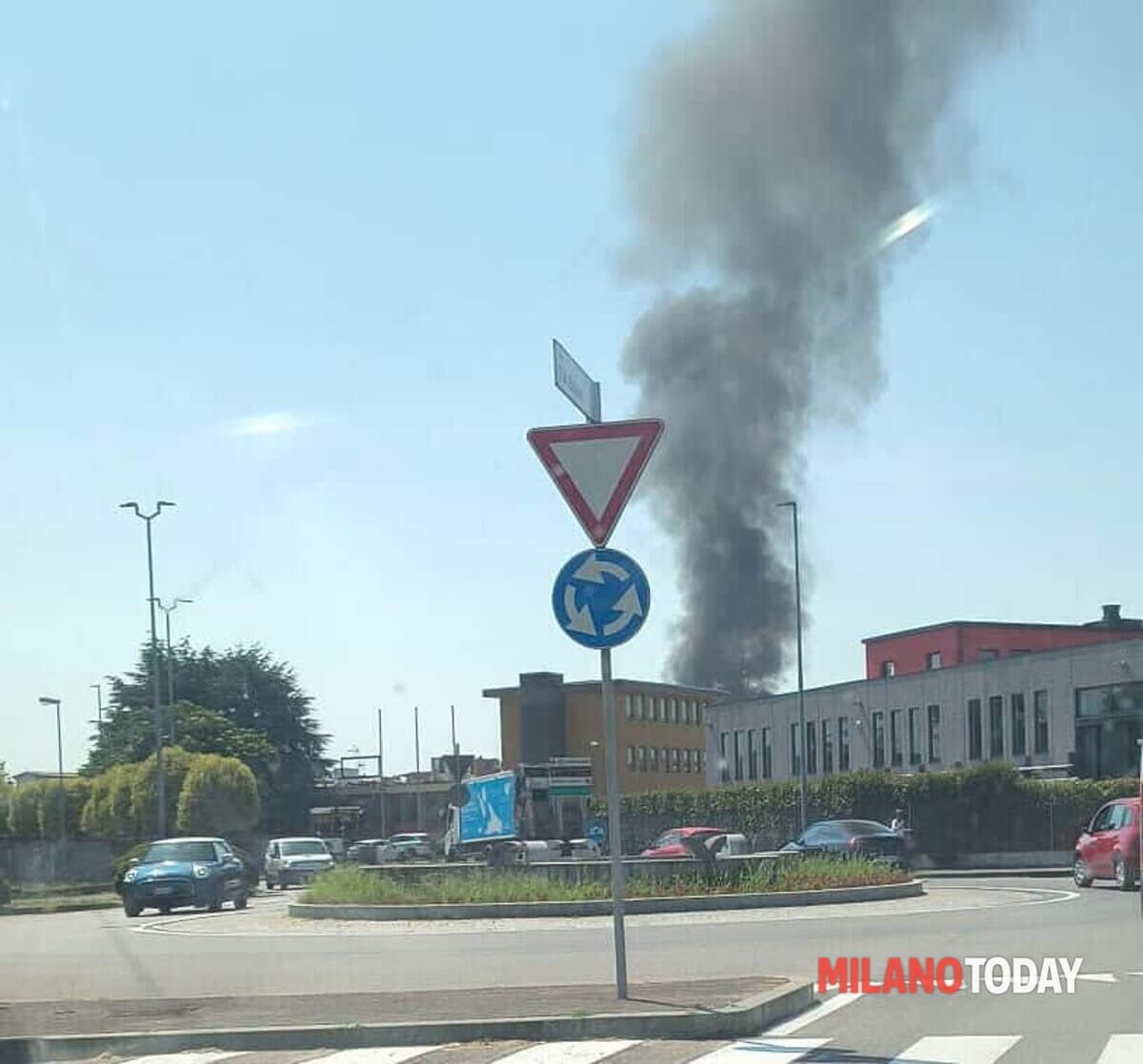 Incendio in una ricicleria di Milano: alta colonna di fumo nero in cielo. Il Comune: "Tenete chiuse le finestre"