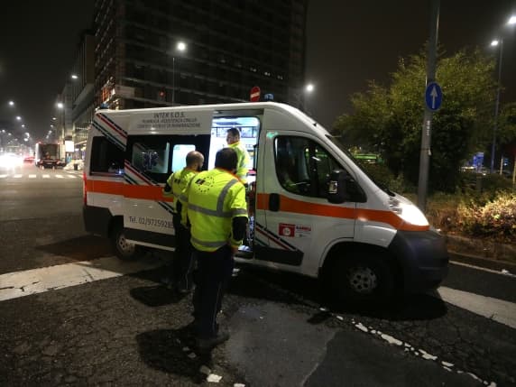 Milano, il figlio 47enne di Leone Di Lernia muore in moto: lo schianto contro la ringhiera del tram