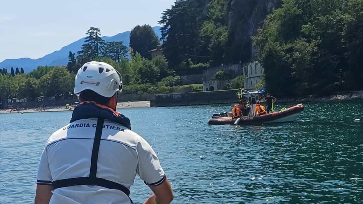 Si tuffa sotto gli occhi della fidanzata e non riemerge: è un 21enne di Milano il ragazzo disperso a Lenno