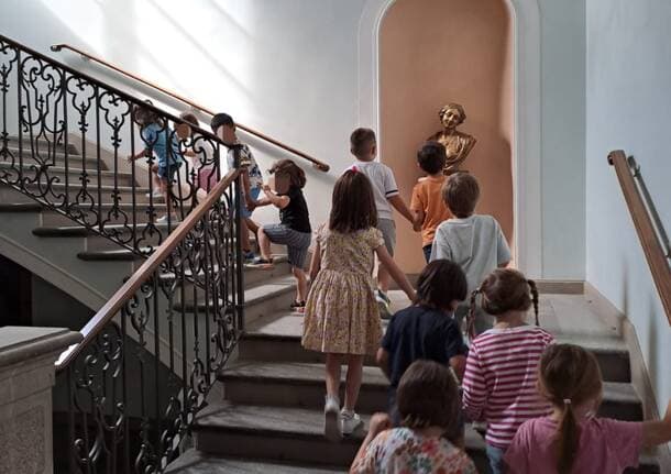 Varese - I piccoli cittadini dell’asilo di Velate consegnano i Diritti del Velabosco al Sindaco di Varese -  - Varese News