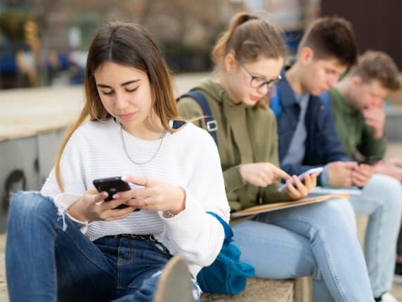 Quando smartphone, social e videogiochi diventano dipendenza: ecco i segnali da non sottovalutare