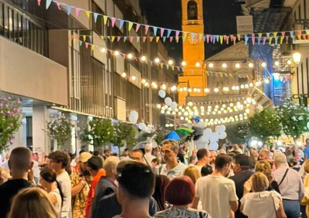 Saronno - Colori, musica e luci: la Notte Bianca di Saronno chiude l’estate con migliaia di persone in centro - Archivio - Varese News