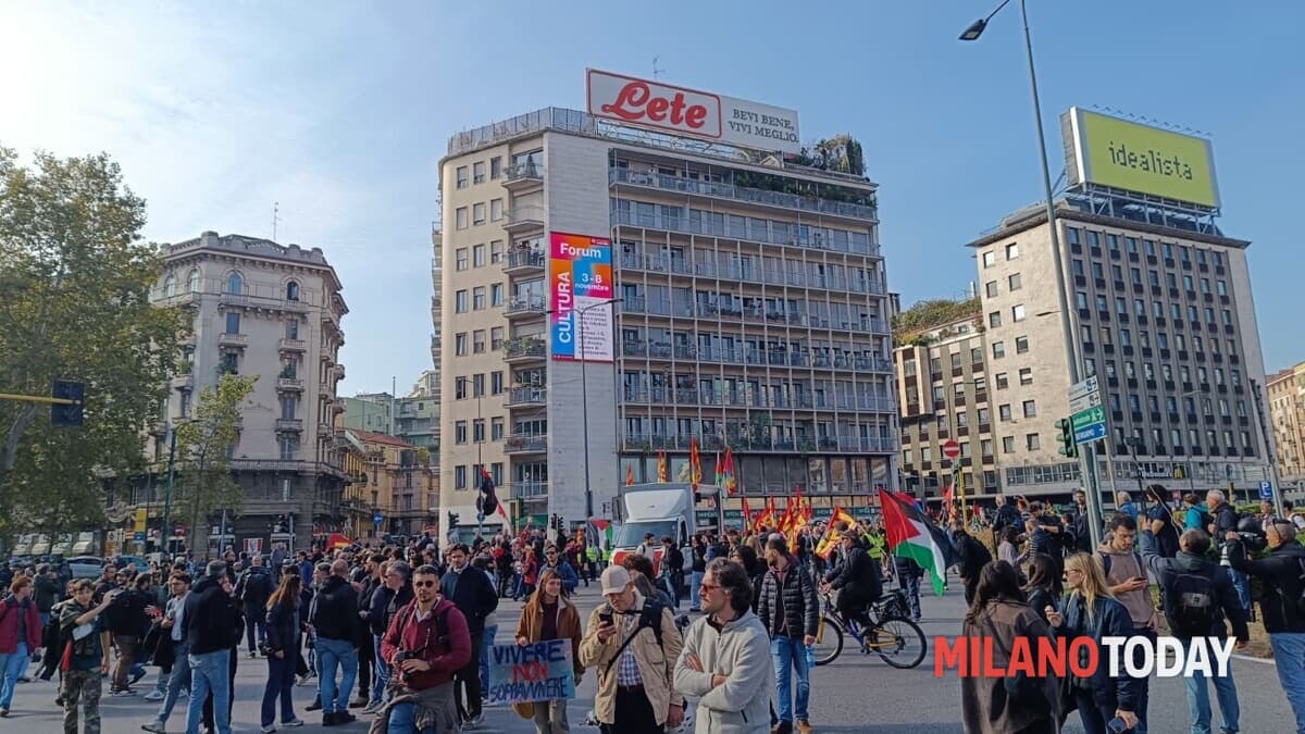 Sciopero generale a Milano, i due cortei si uniscono in piazzale Loreto: migliaia di manifestanti in strada