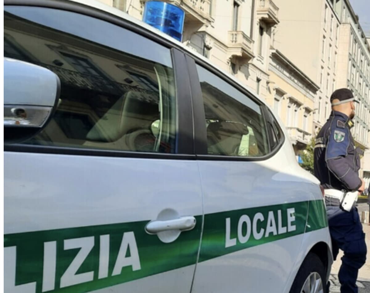 Furto nel negozio di abbigliamento per bambini al centro commerciale: tradite dalle telecamere