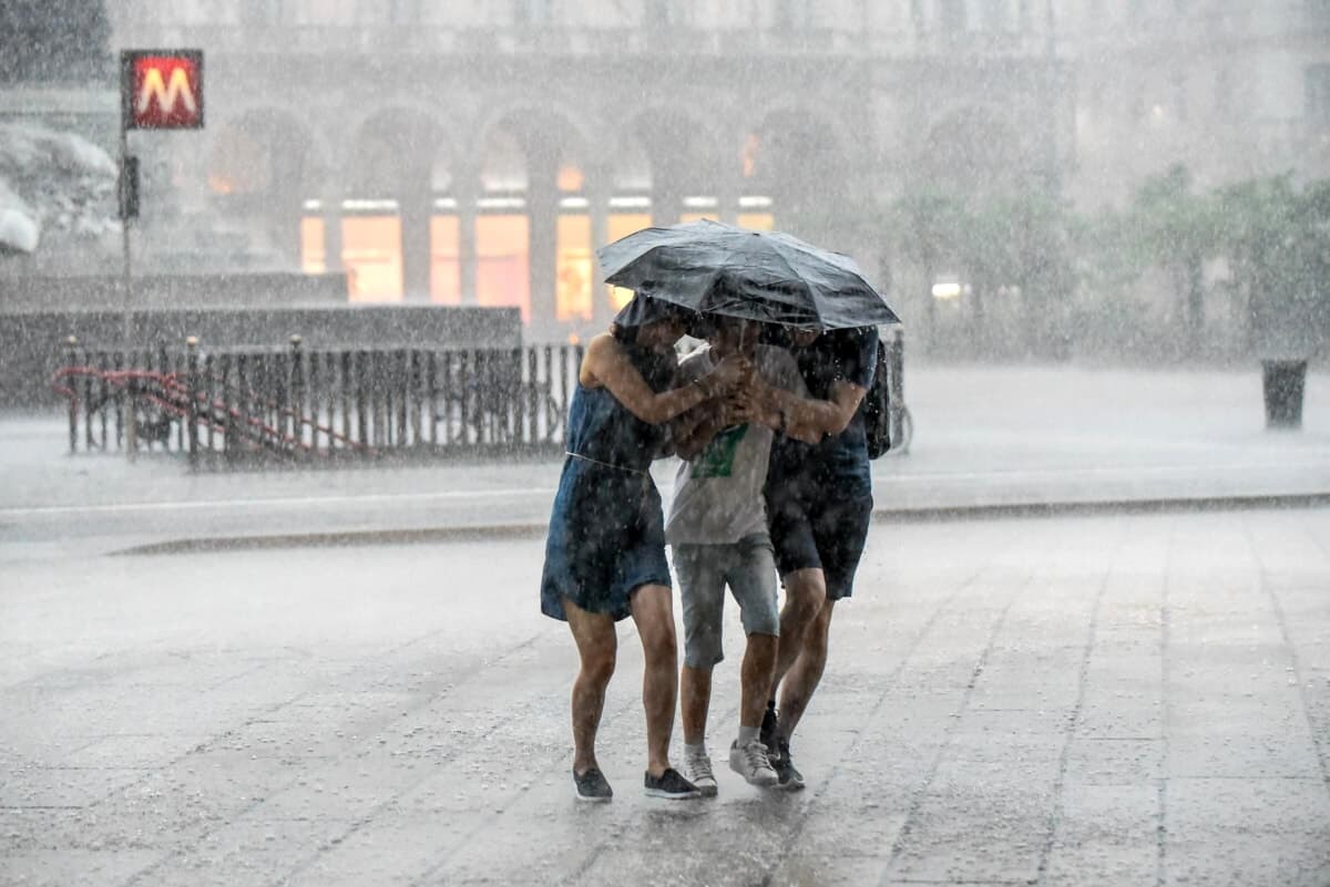 Nubi, temporali e rischio grandine: a Milano scatta l'allerta (e calano le temperature)