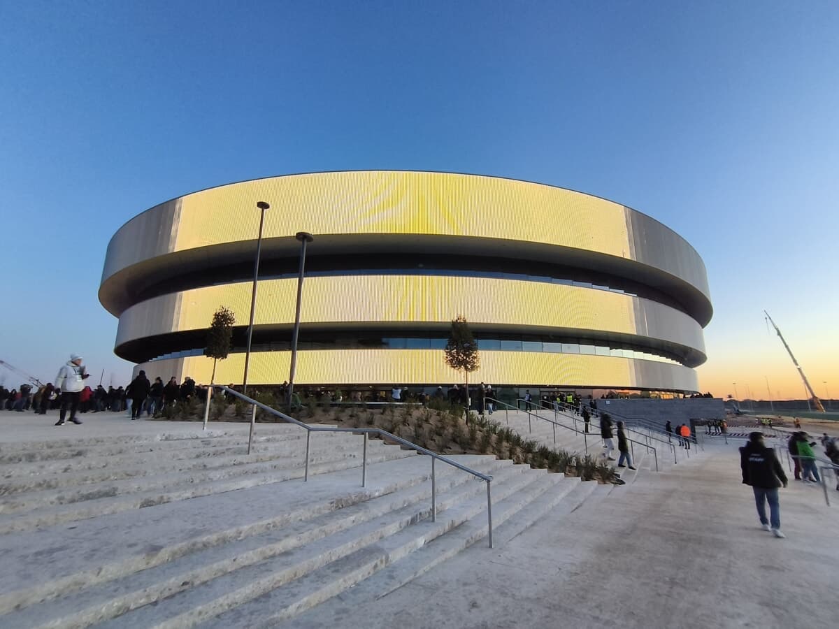 Parcheggiare all'Arena Santa Giulia per gli eventi costerà 15 euro: la novità per chi usa l'auto