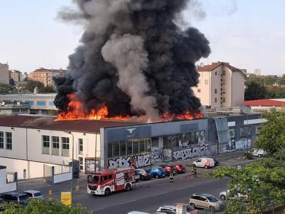 Milano, incendio in una ex concessionaria in zona Barona: colonna di fumo visibile a chilometri di distanza