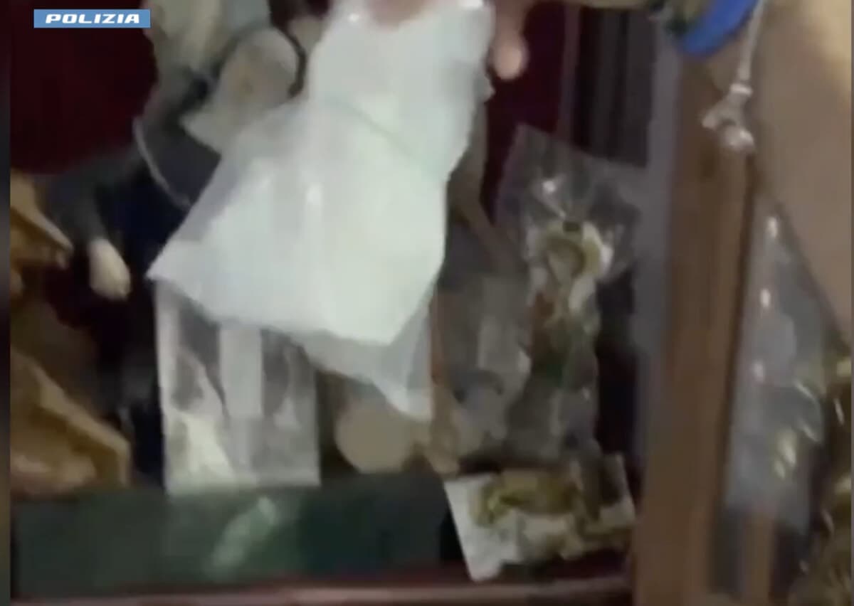 Nasconde la cocaina tra le statuette religiose del suo altarino: arrestato 29enne a Milano