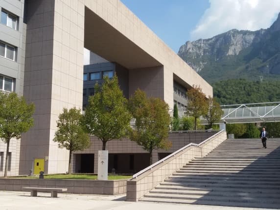 Lecco, bimba di 3 giorni chiusa in auto dopo le dimissioni dall'ospedale: scattata la chiusura centralizzata con le chiavi all'interno, genitori in panico