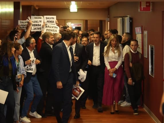 Milano, Matteo Salvini al Pirellone per la legge anti-moschee. La contestazione del Pd: «Pensi ai treni»
