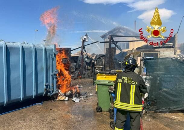 Lainate - Incendio in un’azienda agricola a Lainate. A fuoco un deposito e parte del tetto di un edificio - Archivio - Varese News