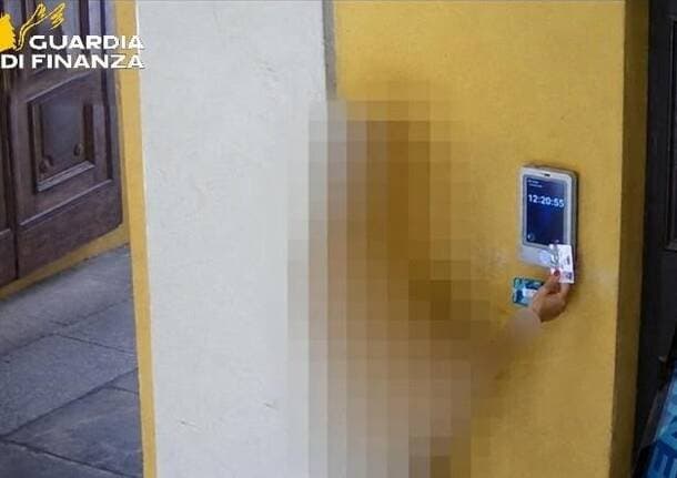 Como - Timbravano il cartellino e andavano a fare la spesa, anche in Svizzera: denunciati due dipendenti del comune di Como -  - Varese News