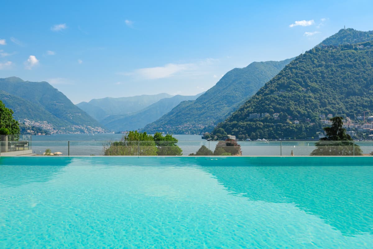 Le 4 piscine da sogno sul Lago di Como (e dintorni) per una fuga di relax da Milano
