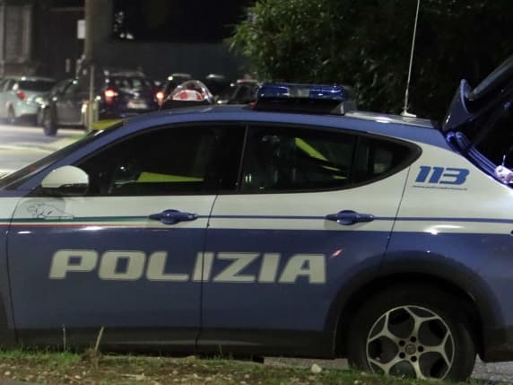Varese, aggredisce l'ex e tenta di investirlo: donna va in carcere per percosse, minacce gravi e tentate lesioni fuori da un bar