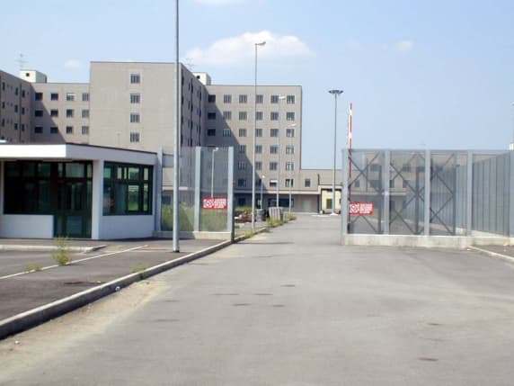 Bollate, incendio all'interno del carcere: fiamme vicino a un laboratorio. Nessun ferito