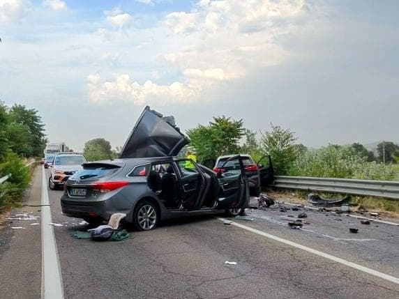 Incidente a Montebello, il bambino di 5 mesi ferito mentre allattava in braccio alla mamma è in Rianimazione: «Lotta tra la vita e la morte»
