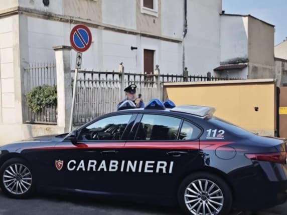 Pavia, si conoscono in un bar, l'uomo va a prelevare 200 euro e la donna lo aggredisce, gli rompe la gamba e porta via i soldi