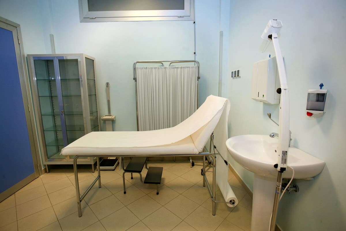 Dottoressa picchiata in ambulatorio dal paziente che pretende il certificato di malattia