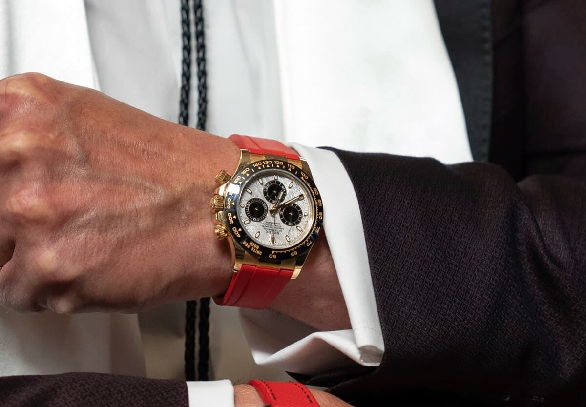 Gli strappano il Rolex da 50mila euro (a due passi dal Duomo) mentre sta andando a prendere il taxi