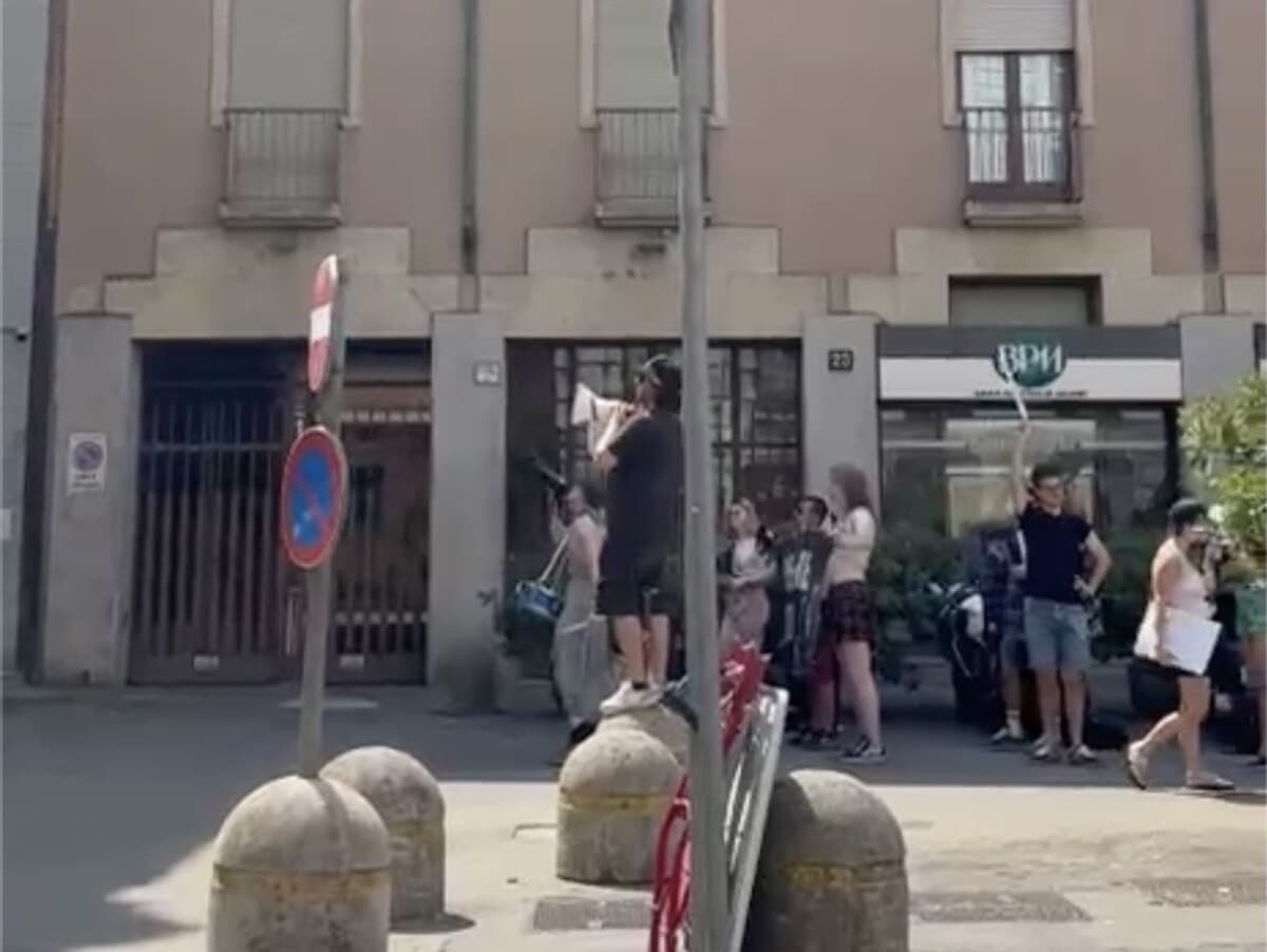 Milano Fashion Week, scatta la protesta contro le pellicce davanti alla sfilata di Kiton