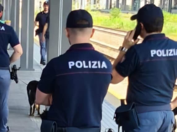 Milano, alla stazione Bovisa 74enne resta incastrato nelle porte del treno e viene trascinato: gravissimo